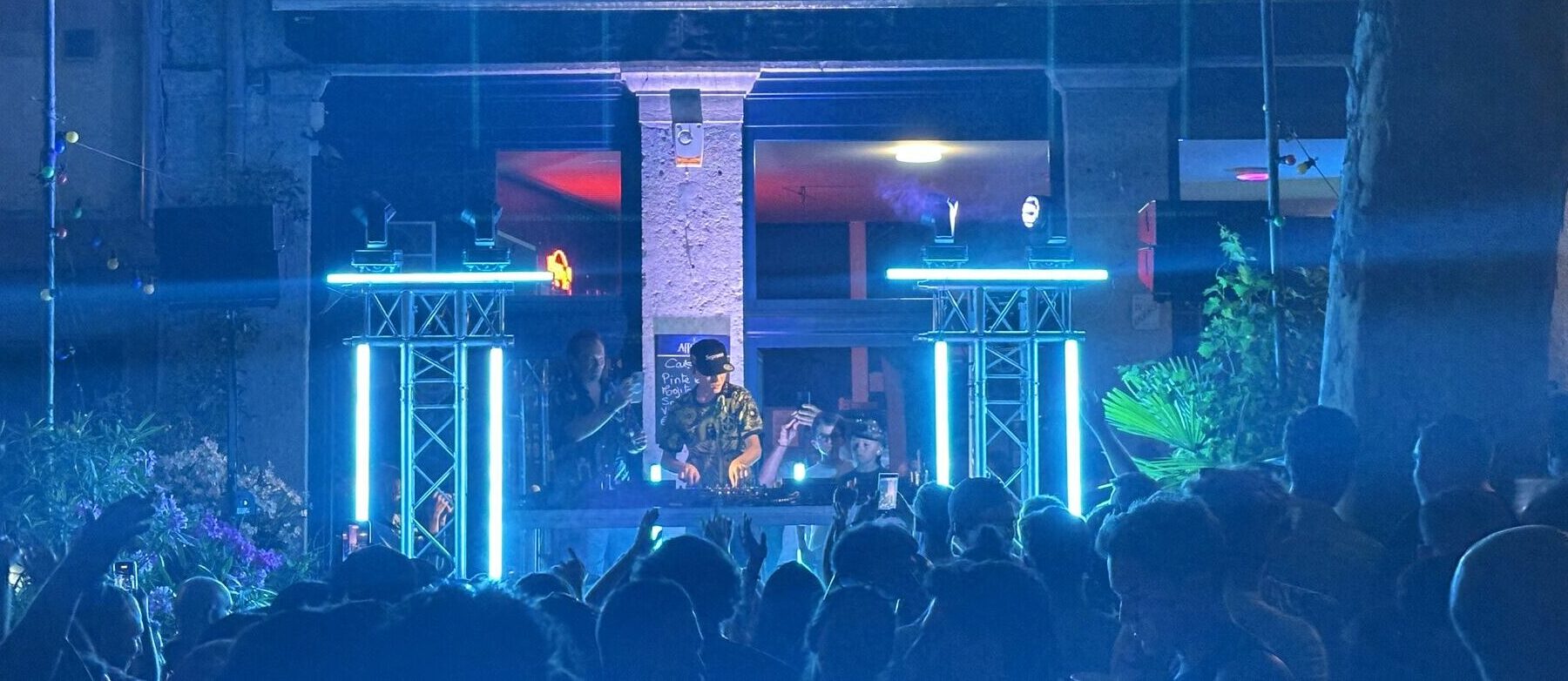 Régie lumière et sonorisation sous structure néon, prestation P.U EVENTS pour la soirée Elfigo