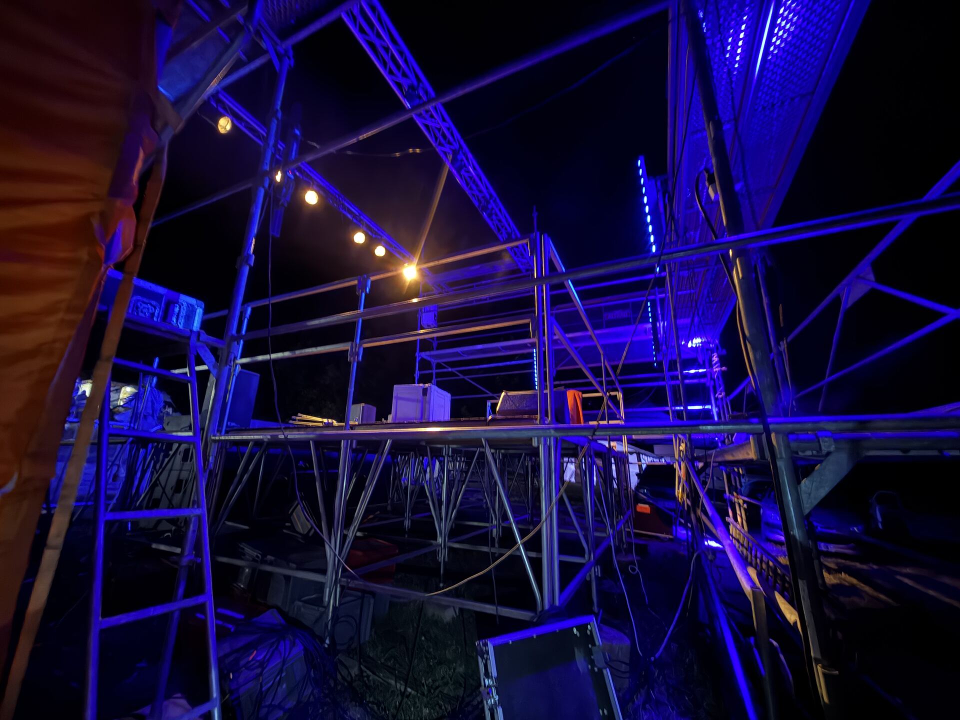 Montage de structure et régie lumière avant un événement en soirée